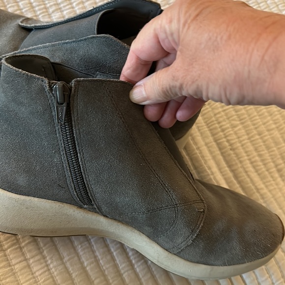 OTBT Bethel Gray Vegan Zip Ankle Bootie. Size 8 - Picture 8 of 9